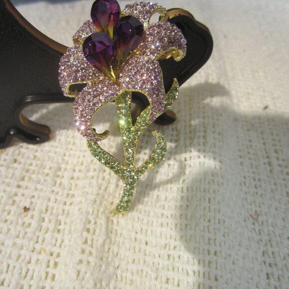 VTG 70'S LARGE LILY BROOCH, GOLD TONE METAL W/RHINESTONES - Picture 2 of 3